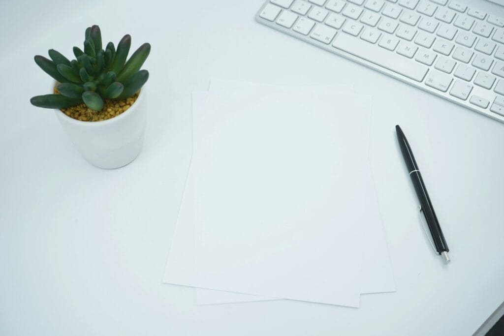 Documentos y bolígrafo sobre una mesa, imagen ilustrativa para preparar el expediente de acreditación de veterano