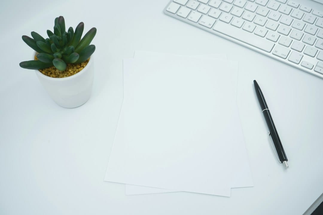 Documentos y bolígrafo sobre una mesa, imagen ilustrativa para preparar el expediente de acreditación de veterano