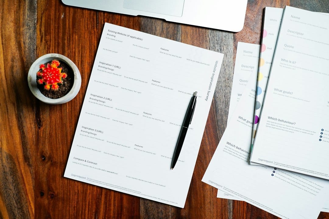 Mesa con documentos y lapicero para revisar requisitos del trámite de bonificación de veteranos